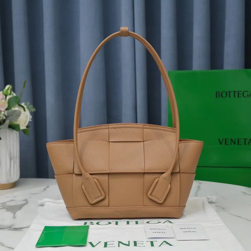 Bottega Veneta [Love] Arco medium 🖤 pebbled pattern size: bag opening 33, bag body 22*6*20 BV’s most classic elements, showing the uniqueness of art, maintaining fresh fashion radiance, high-end design, more fashionable, effortlessly bringing out the soul of the bag, easy to wear and large capacity, don’t worry about things, it is definitely enough to hold! Model 【6683#】Caramel